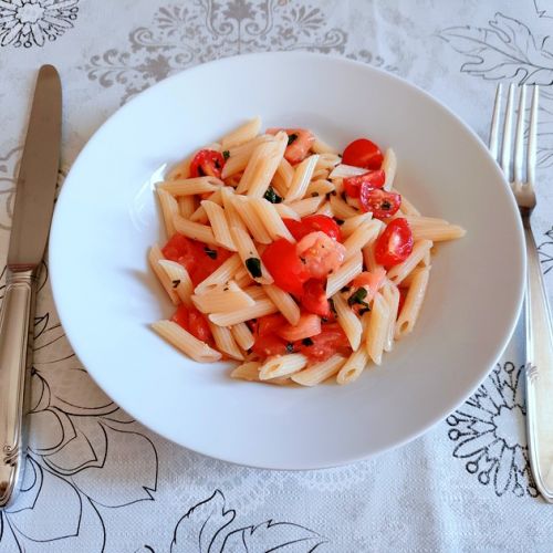 Tomaten-Mozzarella-Nudelsalat: ein sehr einfaches Rezept