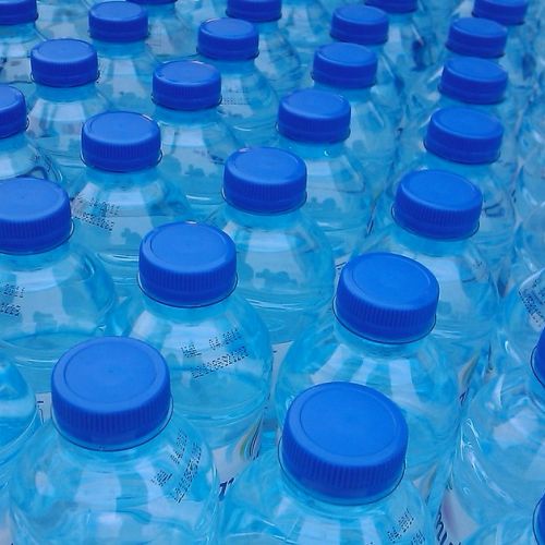 Wissenschaft: Warum man aufhören sollte, Wasser in Flaschen zu trinken